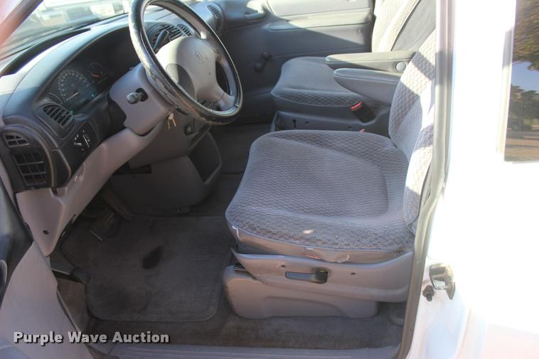image for item L4868 2000 Dodge Caravan van