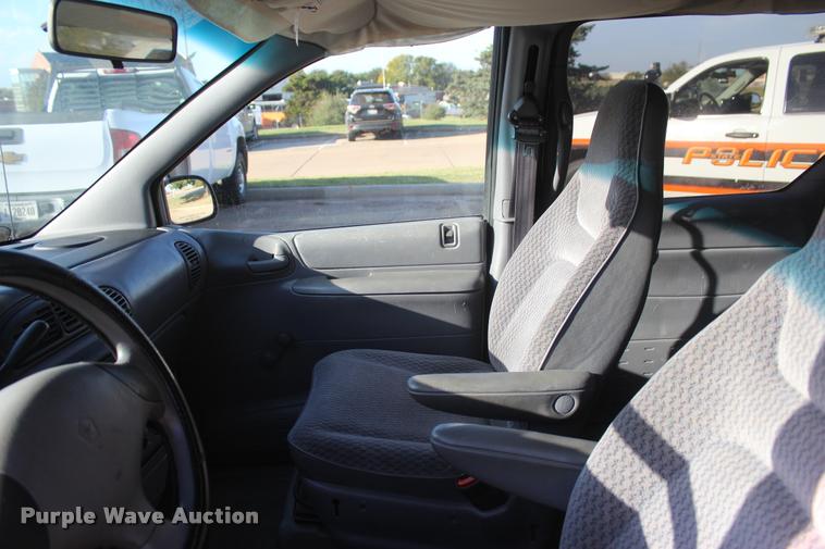 image for item L4868 2000 Dodge Caravan van