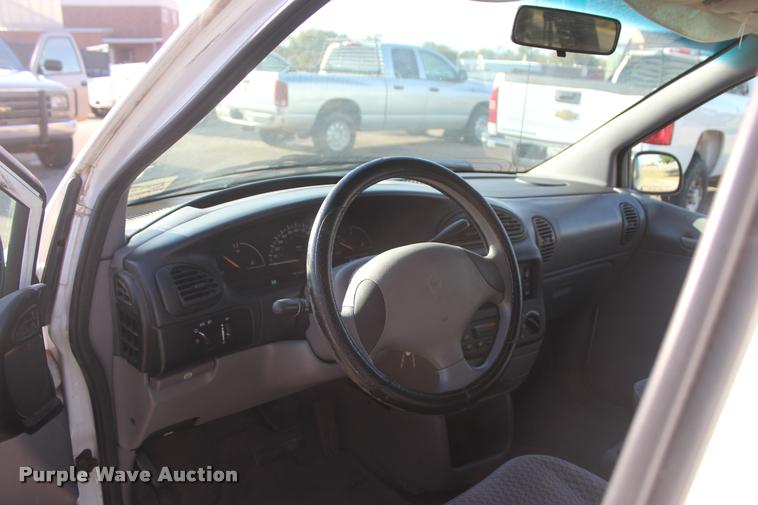 image for item L4868 2000 Dodge Caravan van