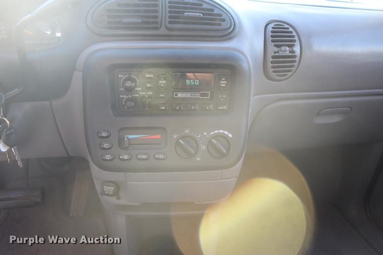 image for item L4868 2000 Dodge Caravan van