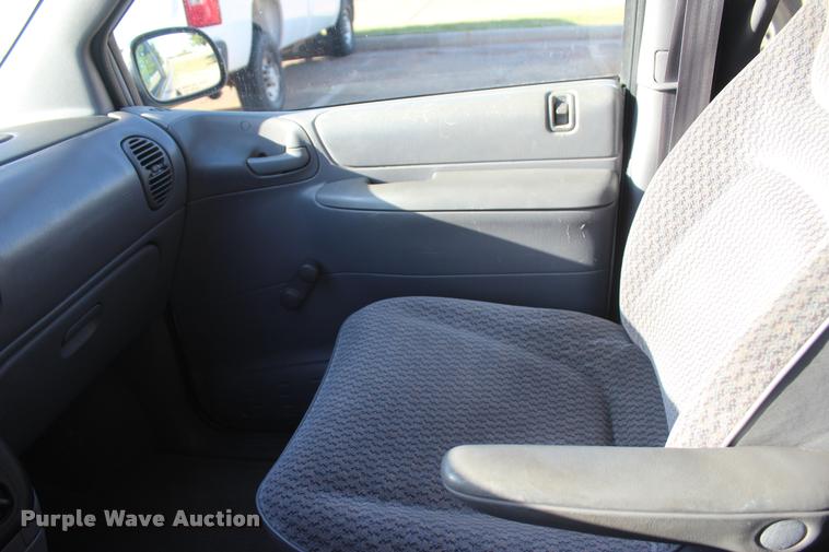 image for item L4868 2000 Dodge Caravan van