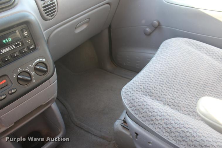 image for item L4868 2000 Dodge Caravan van