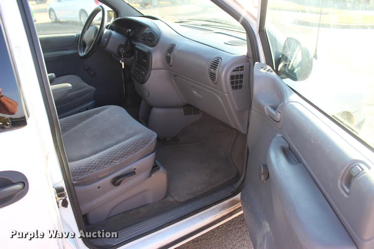 image for item L4868 2000 Dodge Caravan van