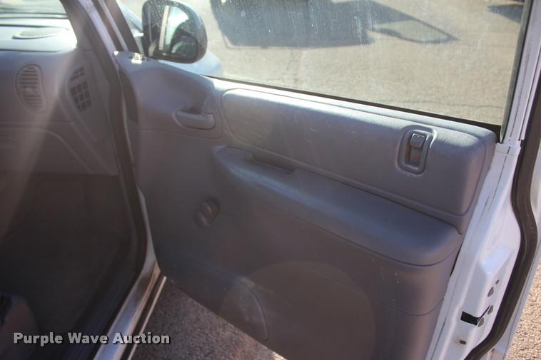 image for item L4868 2000 Dodge Caravan van
