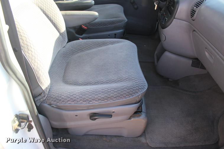 image for item L4868 2000 Dodge Caravan van