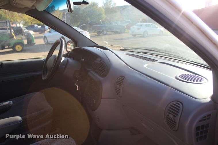 image for item L4868 2000 Dodge Caravan van