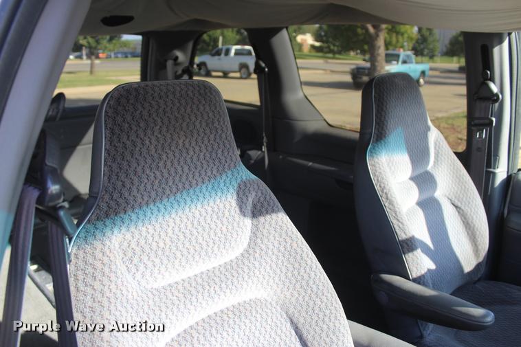 image for item L4868 2000 Dodge Caravan van