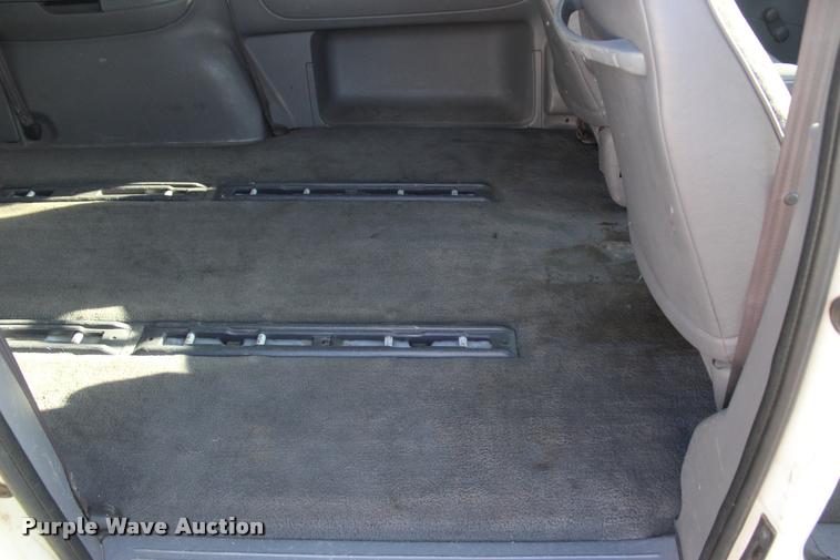 image for item L4868 2000 Dodge Caravan van