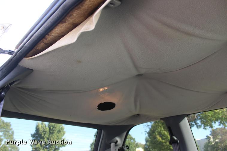 image for item L4868 2000 Dodge Caravan van