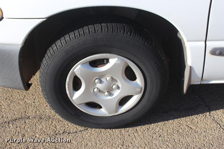 image for item L4868 2000 Dodge Caravan van