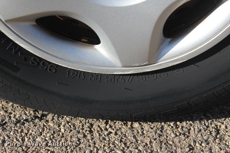 image for item L4868 2000 Dodge Caravan van