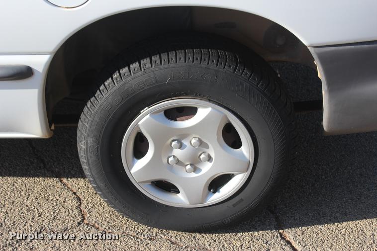 image for item L4868 2000 Dodge Caravan van