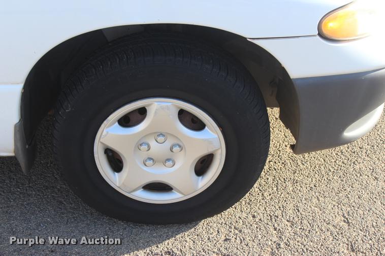 image for item L4868 2000 Dodge Caravan van