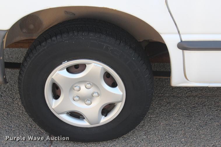 image for item L4868 2000 Dodge Caravan van