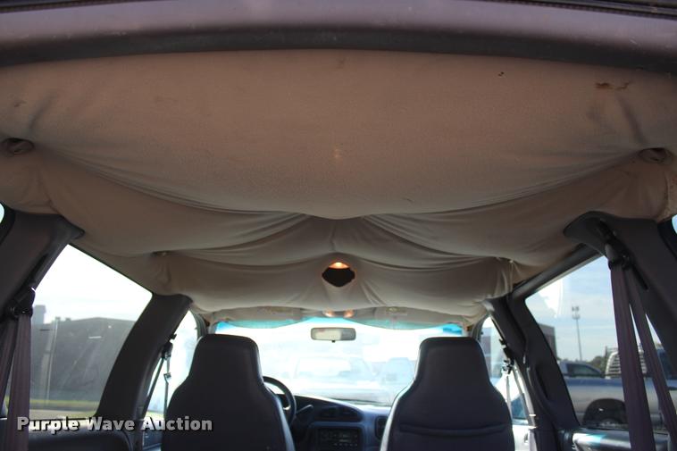 image for item L4868 2000 Dodge Caravan van