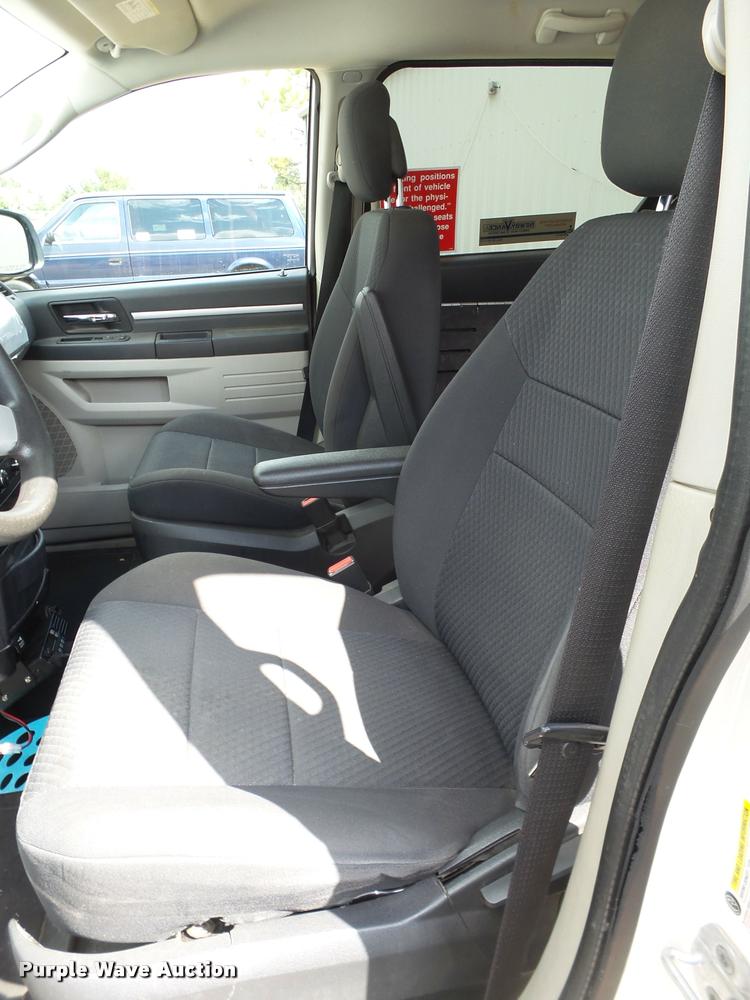 image for item L6609 2010 Dodge Grand Caravan van