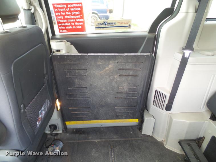 image for item L6609 2010 Dodge Grand Caravan van