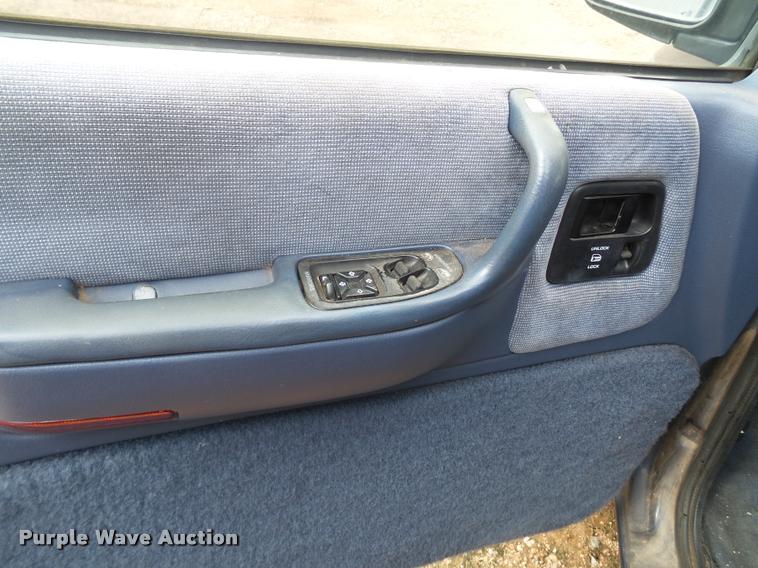 image for item L6610 1994 Dodge Grand Caravan van