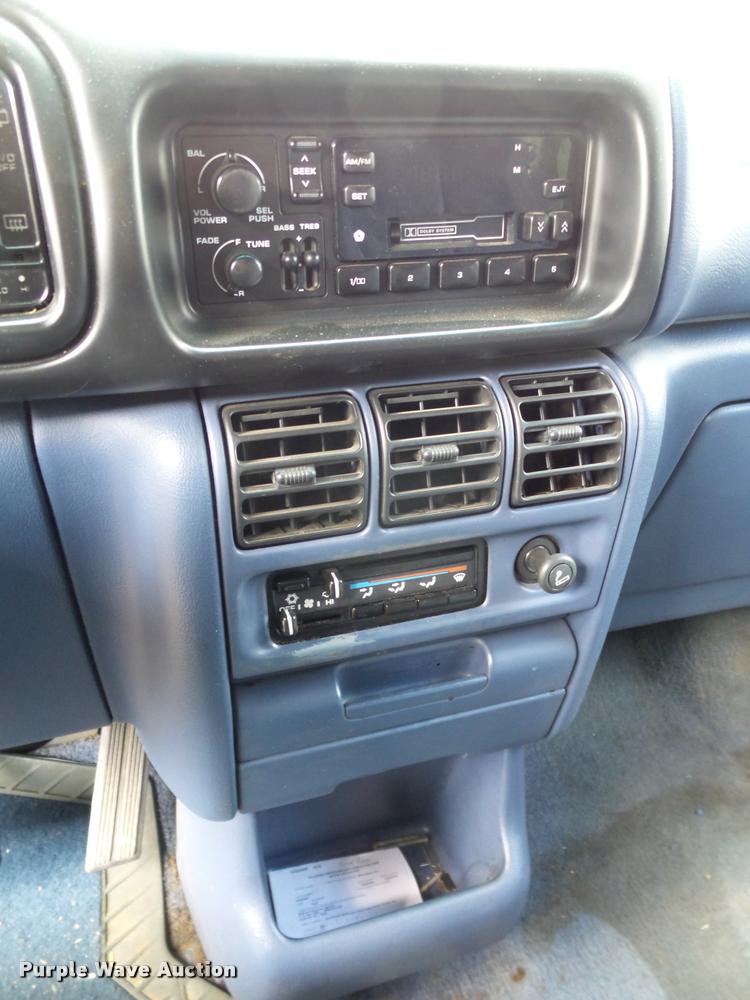 image for item L6610 1994 Dodge Grand Caravan van