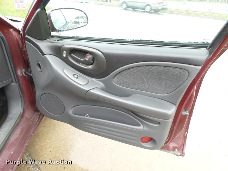 image for item L7129 2000 Pontiac Bonneville