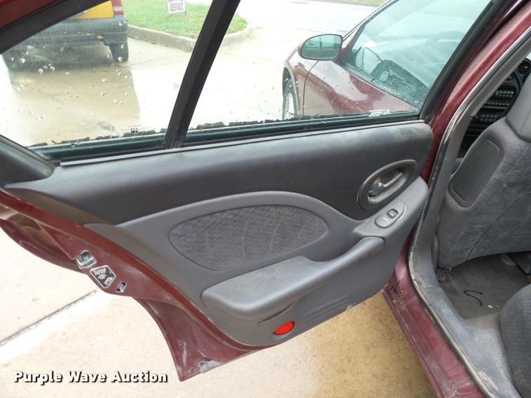 image for item L7129 2000 Pontiac Bonneville