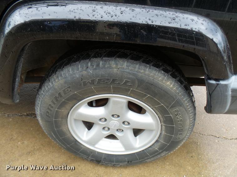 image for item L7130 2000 Jeep Cherokee Sport SUV