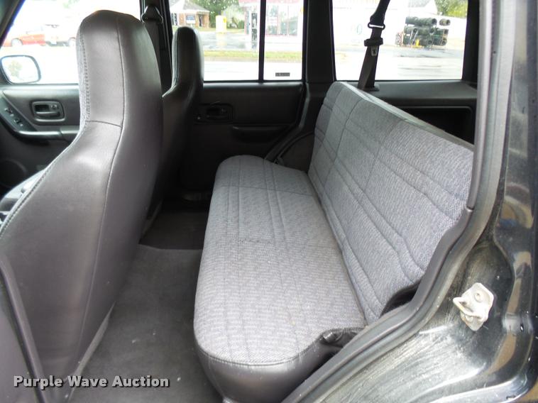 image for item L7130 2000 Jeep Cherokee Sport SUV