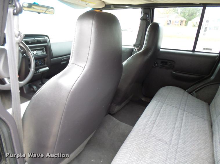 image for item L7130 2000 Jeep Cherokee Sport SUV