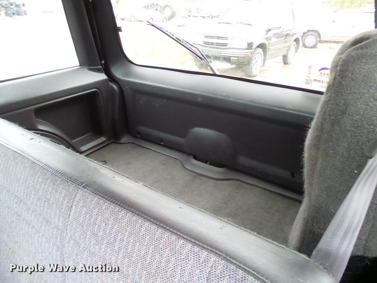 image for item L7130 2000 Jeep Cherokee Sport SUV