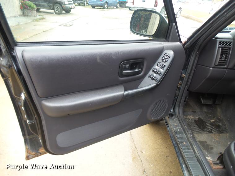 image for item L7130 2000 Jeep Cherokee Sport SUV