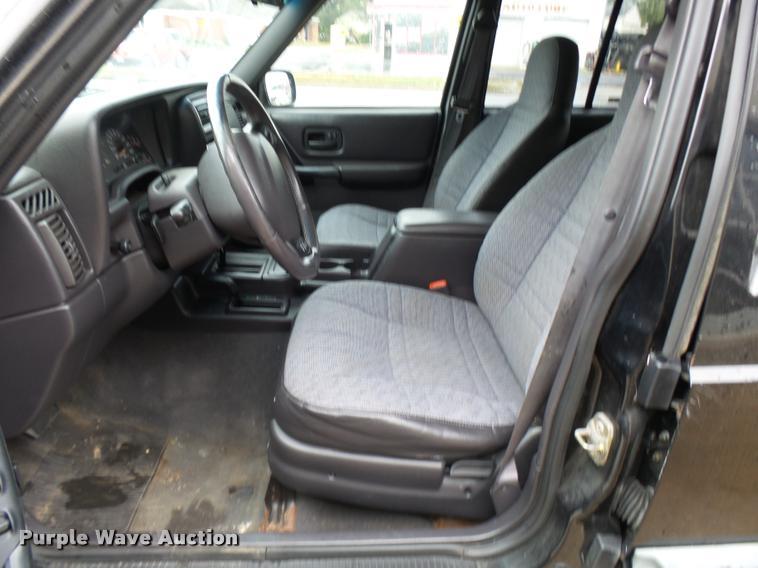 image for item L7130 2000 Jeep Cherokee Sport SUV