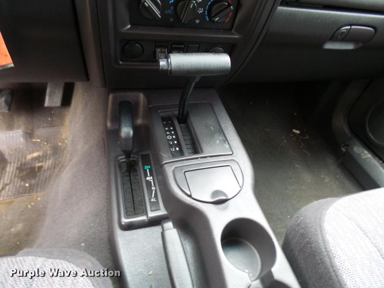 image for item L7130 2000 Jeep Cherokee Sport SUV