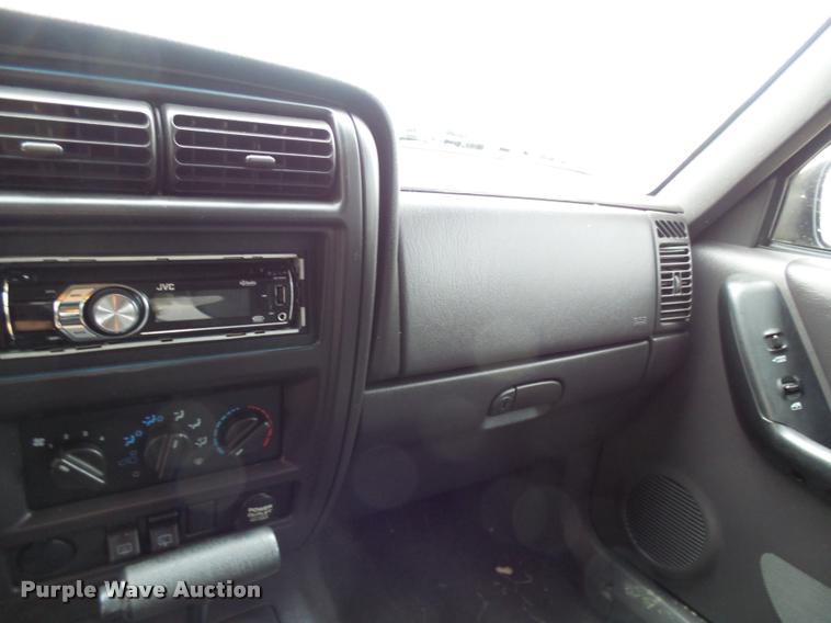 image for item L7130 2000 Jeep Cherokee Sport SUV