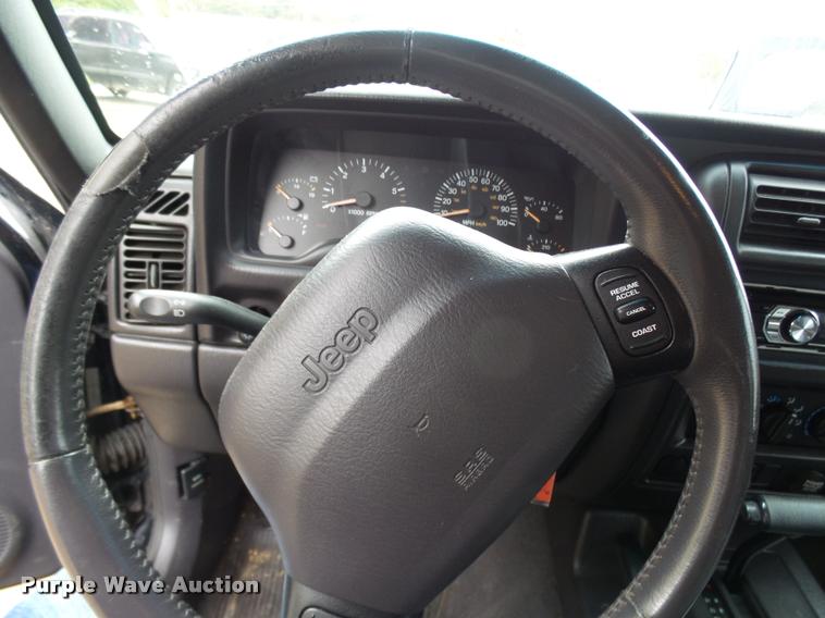 image for item L7130 2000 Jeep Cherokee Sport SUV