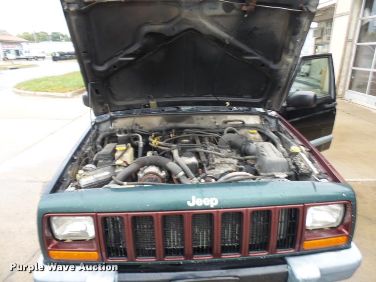 image for item L7130 2000 Jeep Cherokee Sport SUV