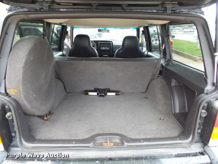 image for item L7130 2000 Jeep Cherokee Sport SUV