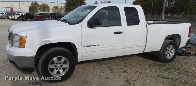 image for item L7138 2007 GMC Sierra 1500 SLE Ext. Cab pickup truck