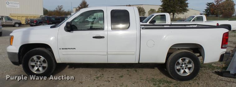 image for item L7138 2007 GMC Sierra 1500 SLE Ext. Cab pickup truck