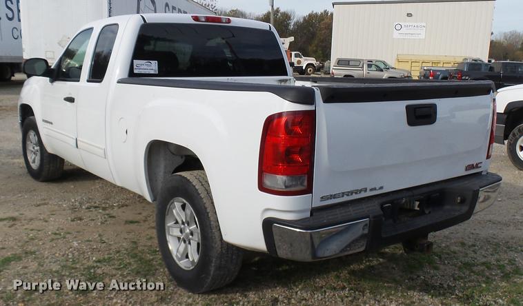 image for item L7138 2007 GMC Sierra 1500 SLE Ext. Cab pickup truck