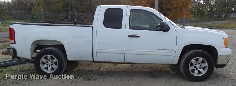 image for item L7138 2007 GMC Sierra 1500 SLE Ext. Cab pickup truck