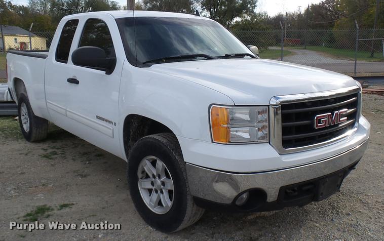 image for item L7138 2007 GMC Sierra 1500 SLE Ext. Cab pickup truck