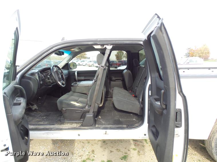 image for item L7138 2007 GMC Sierra 1500 SLE Ext. Cab pickup truck