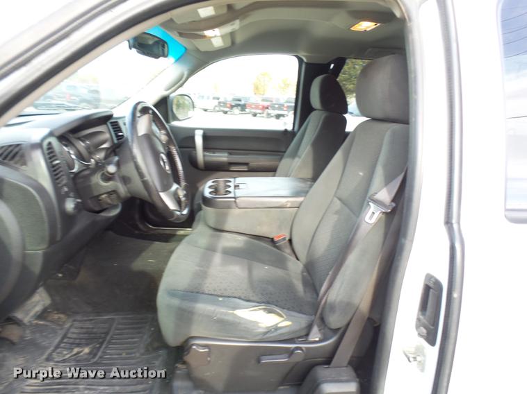 image for item L7138 2007 GMC Sierra 1500 SLE Ext. Cab pickup truck