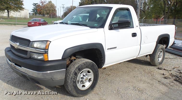 image for item L7141 2004 Chevrolet Silverado 2500HD pickup truck