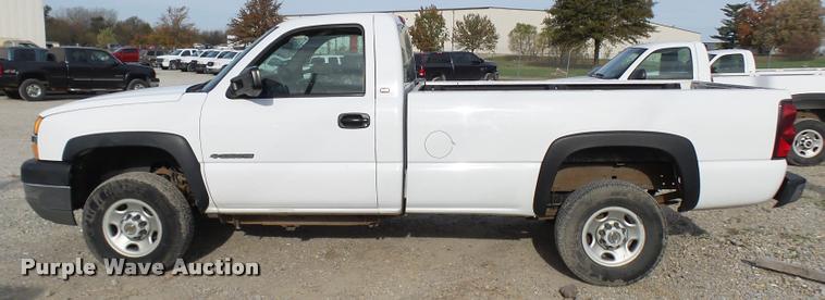 image for item L7141 2004 Chevrolet Silverado 2500HD pickup truck