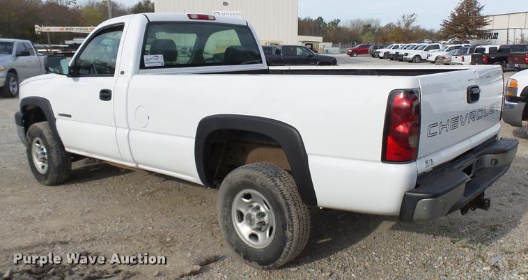 image for item L7141 2004 Chevrolet Silverado 2500HD pickup truck