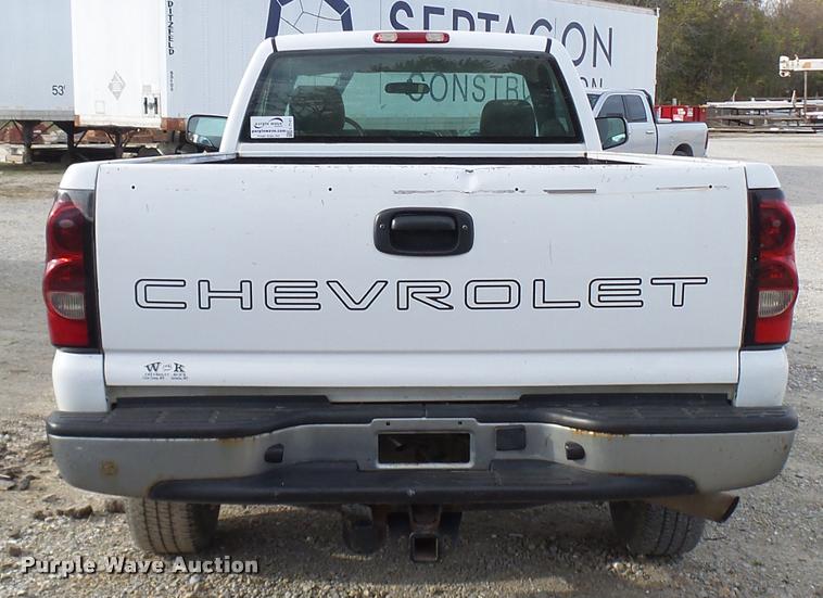 image for item L7141 2004 Chevrolet Silverado 2500HD pickup truck