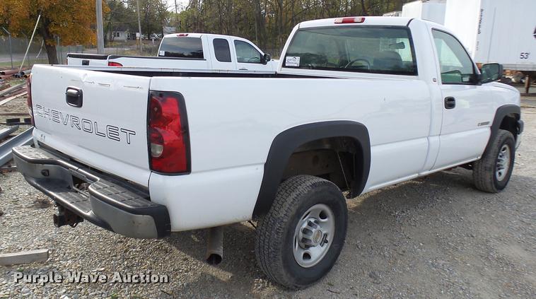 image for item L7141 2004 Chevrolet Silverado 2500HD pickup truck