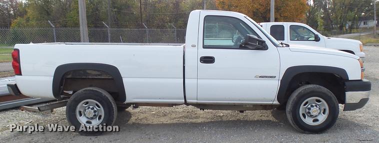 image for item L7141 2004 Chevrolet Silverado 2500HD pickup truck