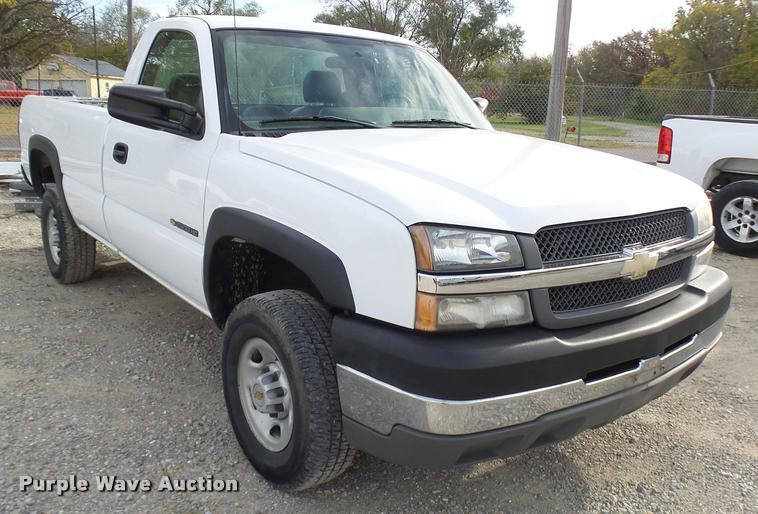 image for item L7141 2004 Chevrolet Silverado 2500HD pickup truck